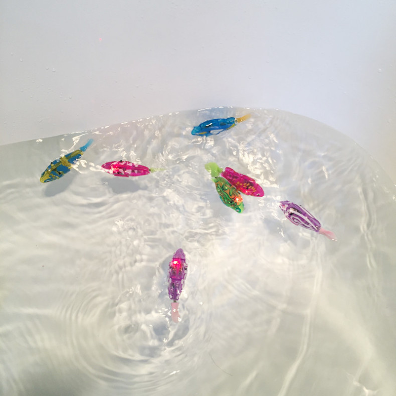 Cross-border wholesale electronic luminous fish bath toy baby watch pet water without feeding toy fish