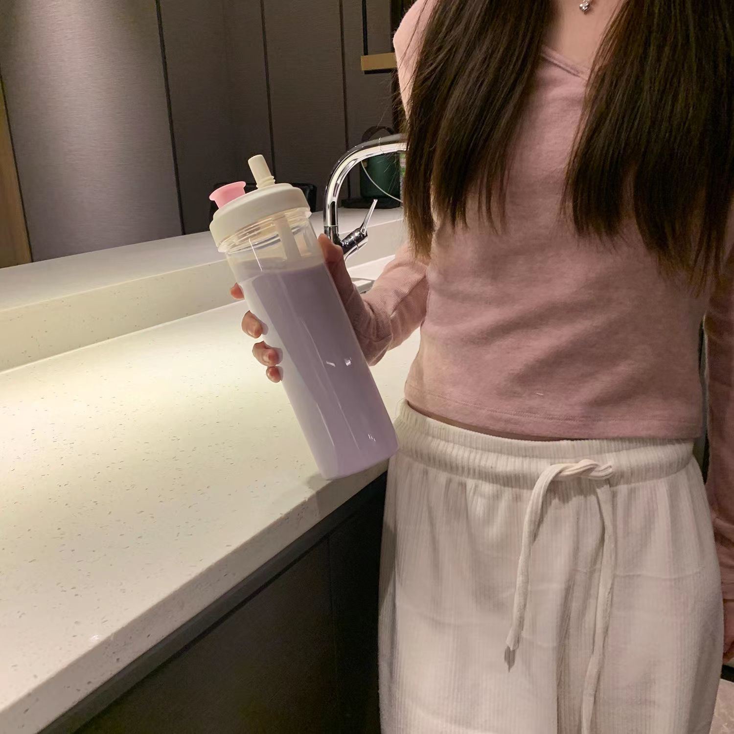 High-value Korean-style large-capacity accompanying straw plastic cup temperature-resistant high-temperature portable ins feng shui cup milk tea cup