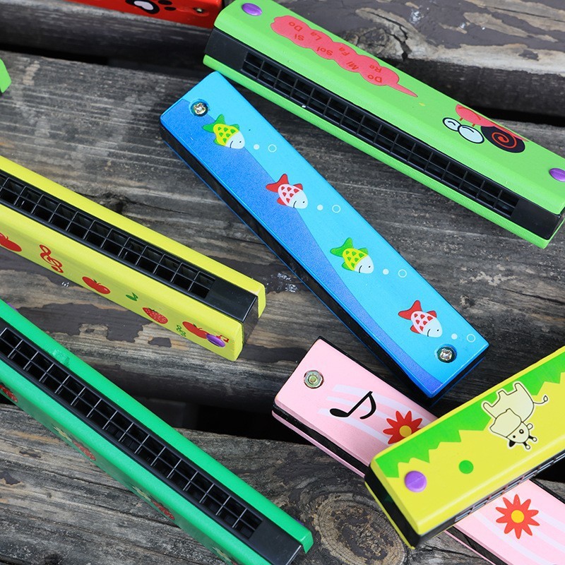 子供のハーモニカの創意音楽の教具幼稚園の小学生は初めて楽器の16穴の木製のハーモニカを吹きます。|undefined