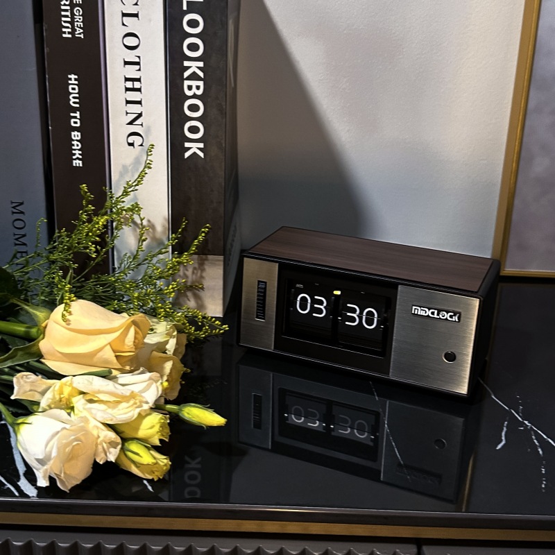 Mini Japanese-style flip clock with light retro wooden Japanese small box shape simple clock desktop desk clock pendulum clock