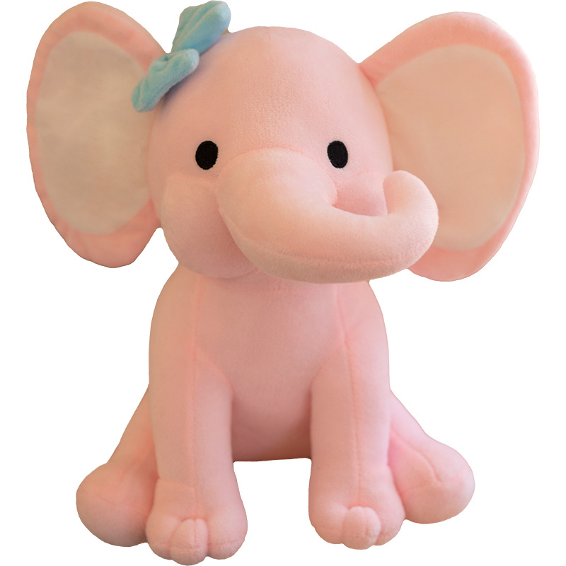 赤ちゃんは象のぬいぐるみのぬいぐるみのぬいぐるみの赤ちゃんをなだめて寝ます。