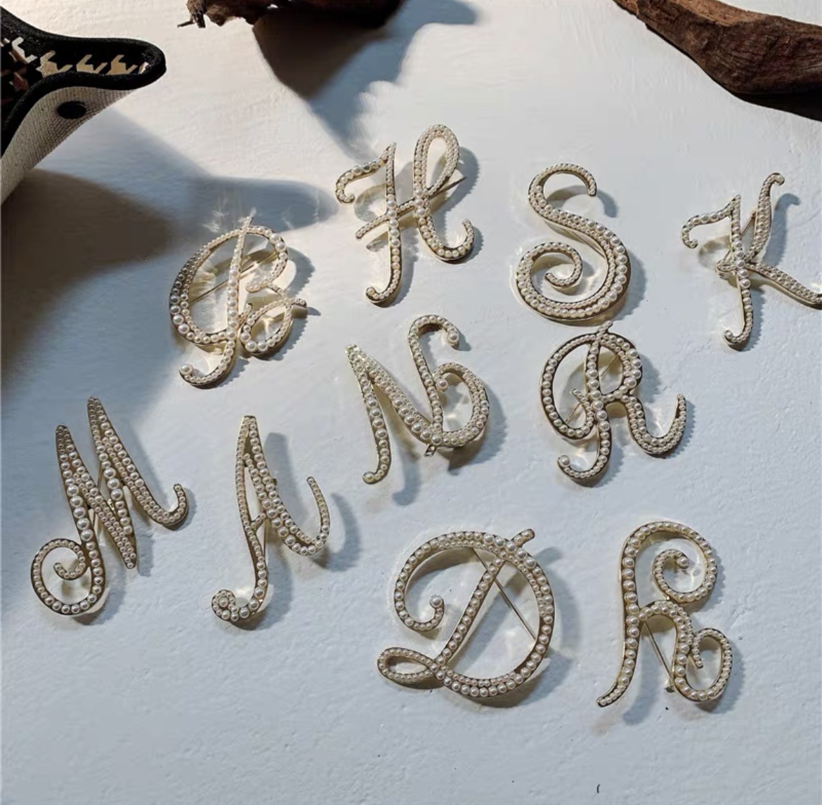 New European and American Pearl 26 English Letter Brooch All-match Costume Elegant Corsage Large 6cm Letter Brooch