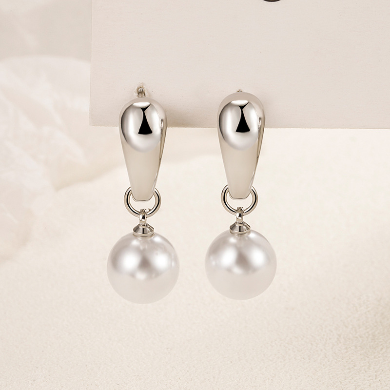 Water drop pearl ear buckle French fashionable niche design high sense early autumn pearl pendant college style gentle temperament