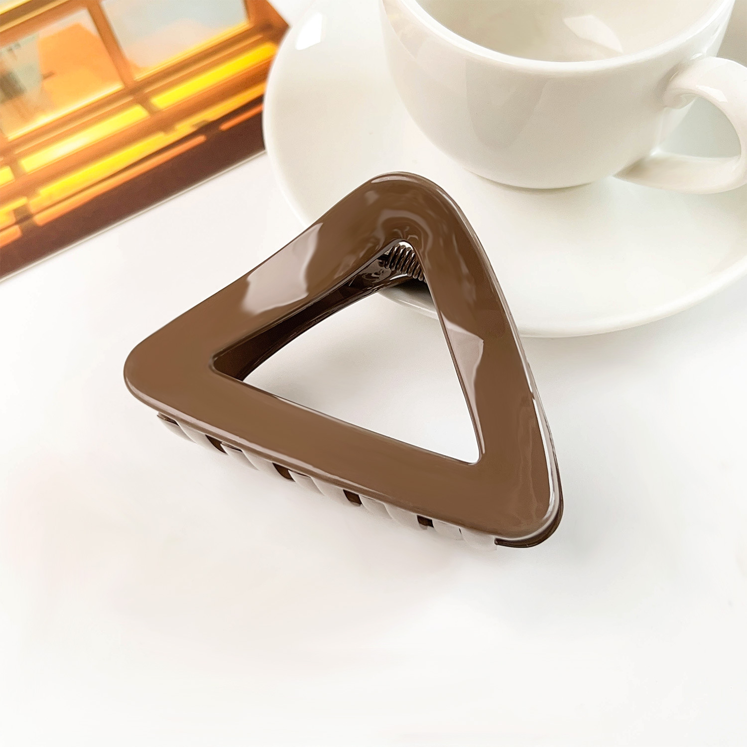 Maillard Bright PC Triangle Grab Clip Temperamento coreano Forcina per capelli a mezza coda di cavallo alta Fermaglio squalo cavo di alta qualità per le donne_voghion.com